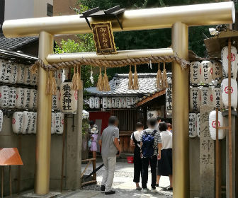 京都「御金神社」に並んでいる様子