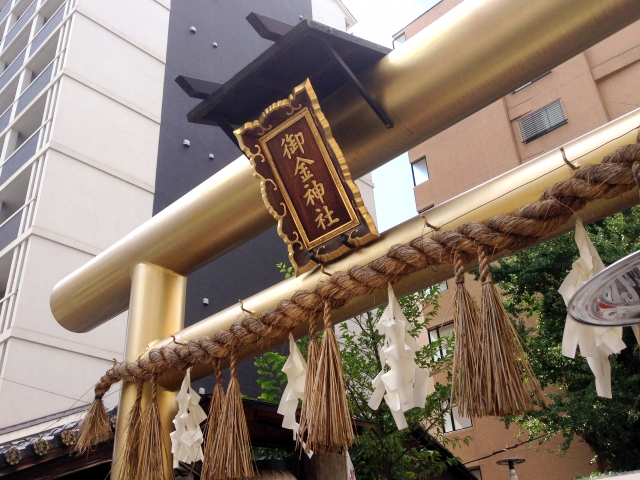 京都「御金神社」黄金の鳥居