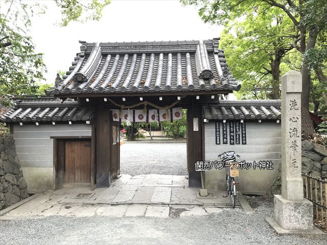 水無瀬神宮の神門と築地塀