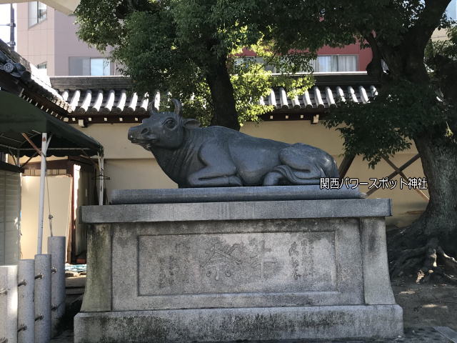 「大阪天満宮」にある牛の像