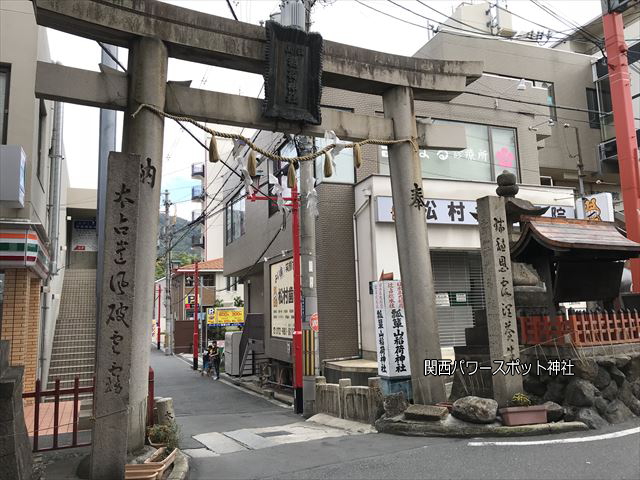 瓢箪山稲荷神社の鳥居（商店街）