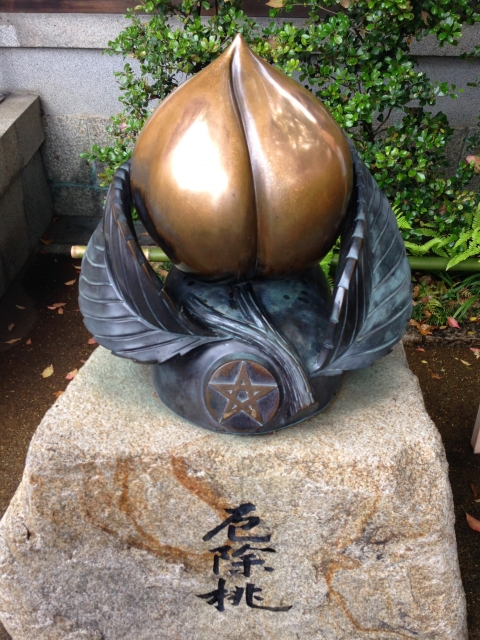 京都「晴明神社」厄除桃