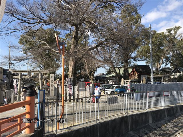 西除川の橋から見た布忍神社