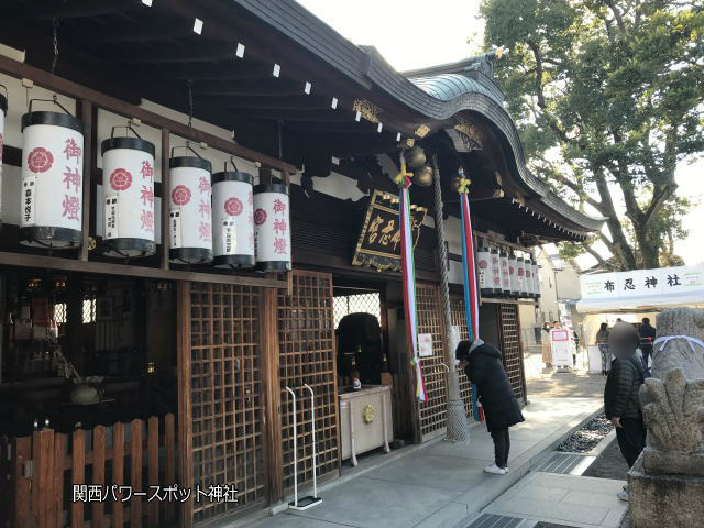 布忍神社の拝殿、横から撮影