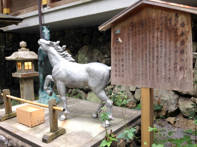 貴船神社の神馬