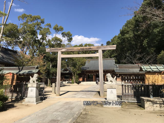 四条畷神社の鳥居と社殿