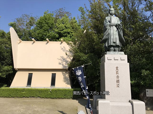 玉造稲荷神社の豊臣秀頼公銅像と難波玉造史料館