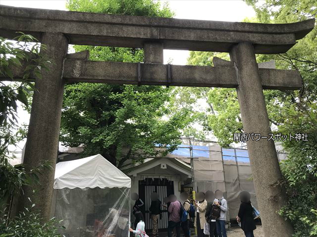 安居神社の社務所と鳥居