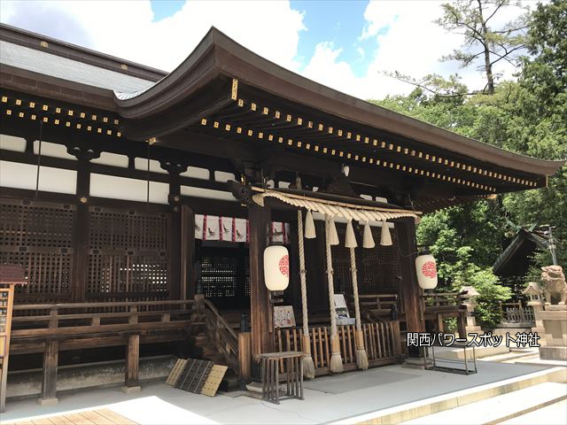 弓弦羽神社の拝殿、斜めから撮影