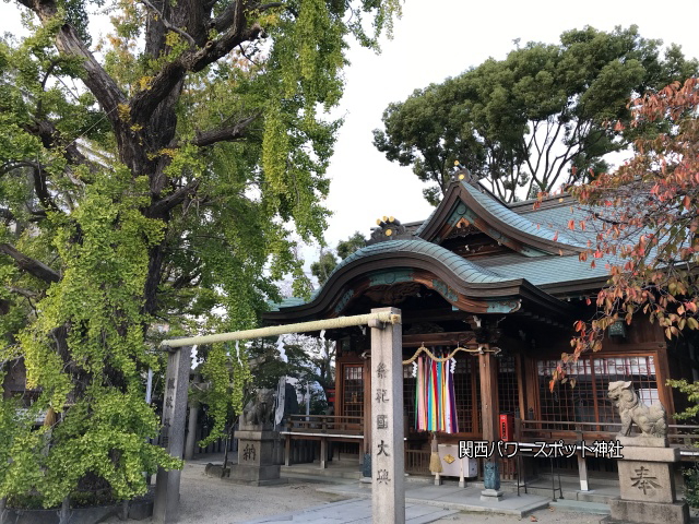 白山神社（大阪市）の拝殿とイチョウの木