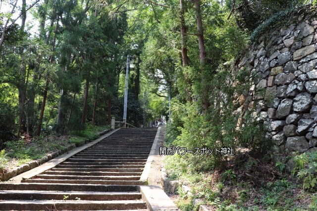 石清水八幡宮に徒歩で向かう道中の坂