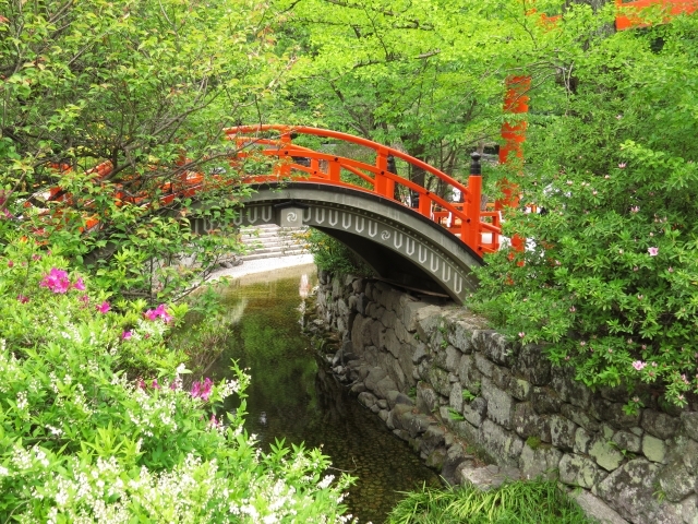 上賀茂神社の末社「片山御子神社（片岡社）」横にある玉橋