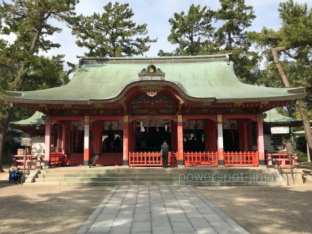 神社の拝殿で拝礼している様子