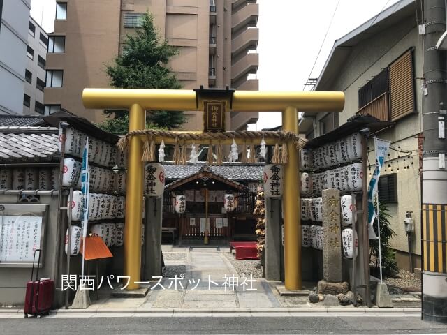 御金神社の鳥居と拝殿