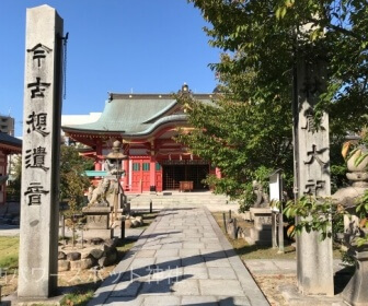 土佐稲荷神社の参道と拝殿