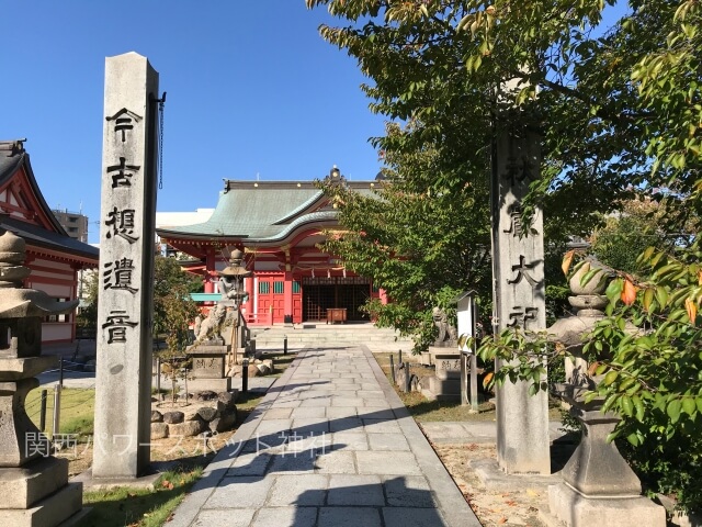 土佐稲荷神社の参道と拝殿