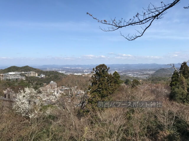 有馬稲荷神社の境内から見える景色。有馬を一望