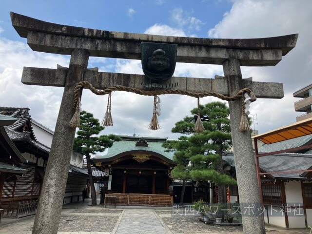 京都ゑびす神社の鳥居（恵比寿様の顔が付いた二の鳥居）