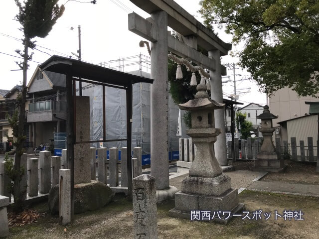 神劔神社（八尾市）の鳥居（境内から撮影）