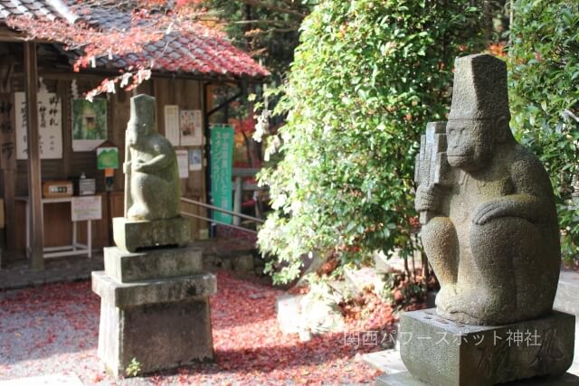 猿丸神社の狛猿（猿の石像）