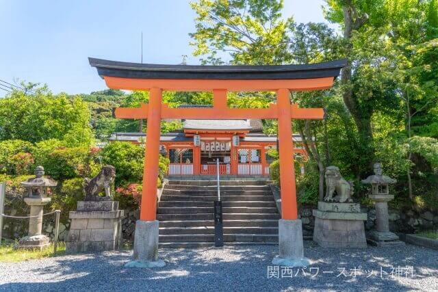 宇治神社の鳥居と本殿