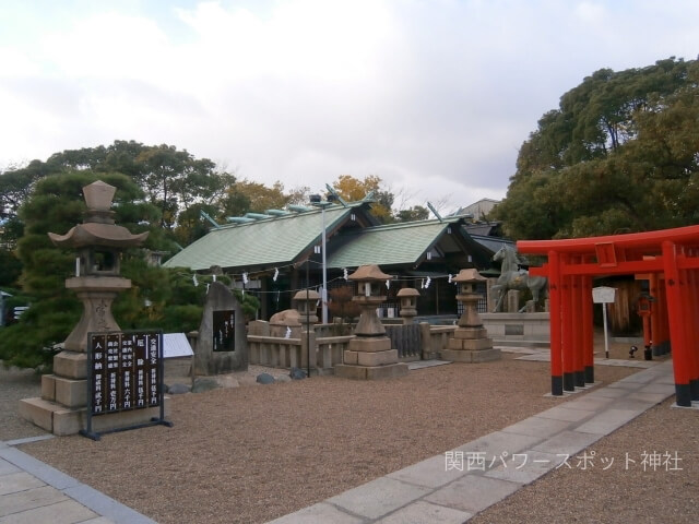 和田神社拝殿と赤い鳥居