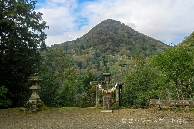 天岩戸神社（京都・元伊勢）一願成就の遥拝所。向かいに日室ヶ嶽（ひむろがたけ＝岩戸山）がある