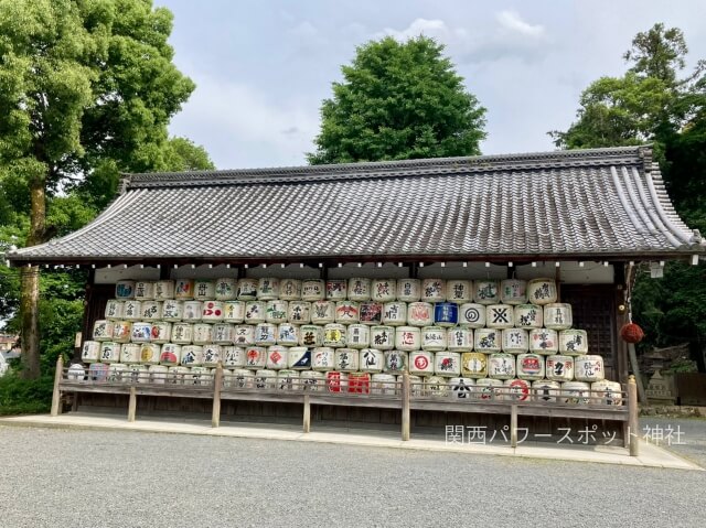 松尾大社の境内に並ぶ樽酒