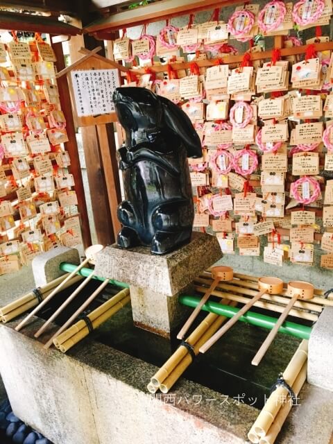 岡崎神社の手水舎にある「子授けうさぎ像」