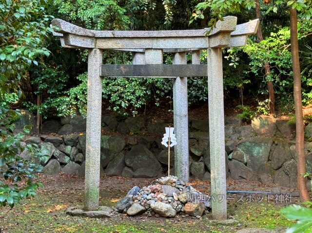木嶋坐天照御魂神社（蚕ノ社）石製三柱鳥居