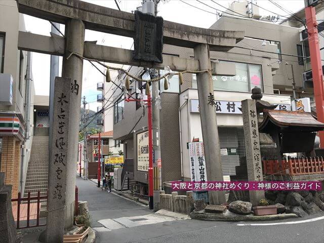 瓢箪山稲荷神社の鳥居(商店街)
