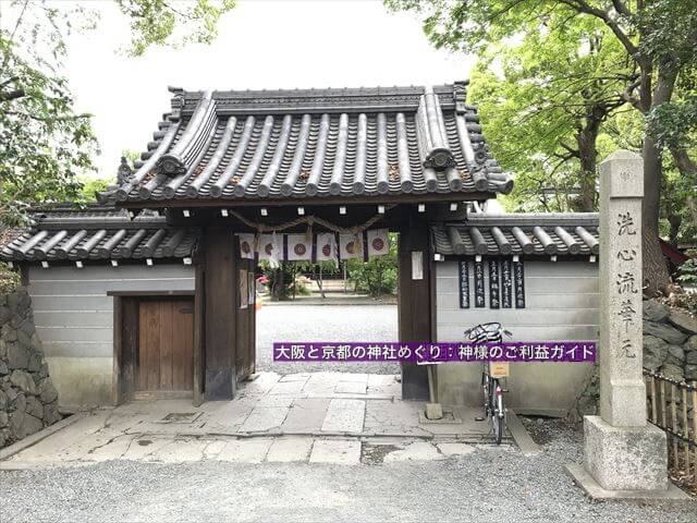 水無瀬神宮の神門と築地塀