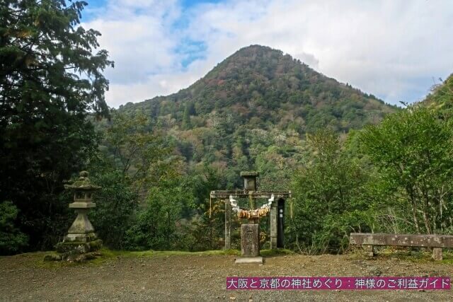 天岩戸神社(京都・元伊勢)一願成就の遥拝所。向かいに日室ヶ嶽(ひむろがたけ=岩戸山)がある