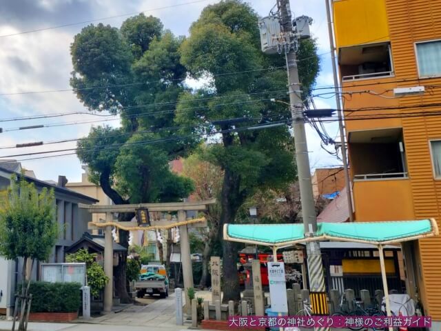 大仁八阪神社の鳥居とバス停