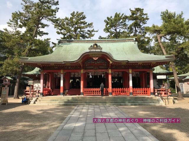 神社の拝殿で拝礼している様子