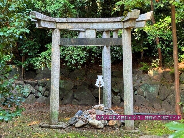 木嶋坐天照御魂神社（蚕ノ社）石製三柱鳥居