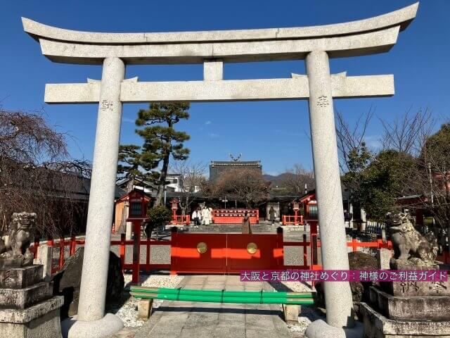 車折神社の鳥居と拝殿