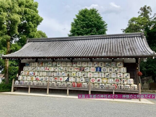 松尾大社の境内に並ぶ樽酒