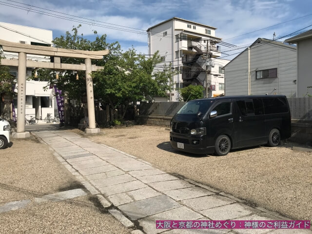 中道八阪神社の境内駐車場