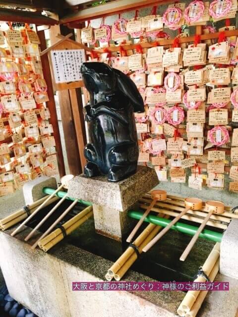 岡崎神社の手水舎にある「子授けうさぎ像」