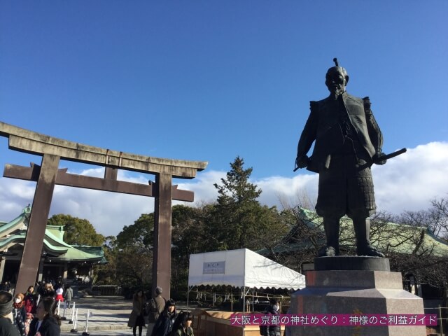 大阪城豊国神社「豊臣秀吉像と鳥居」