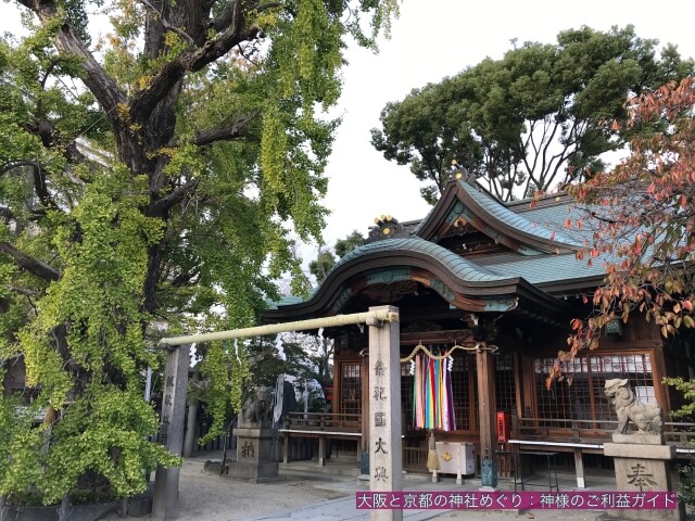 白山神社(大阪市)の拝殿とイチョウの木