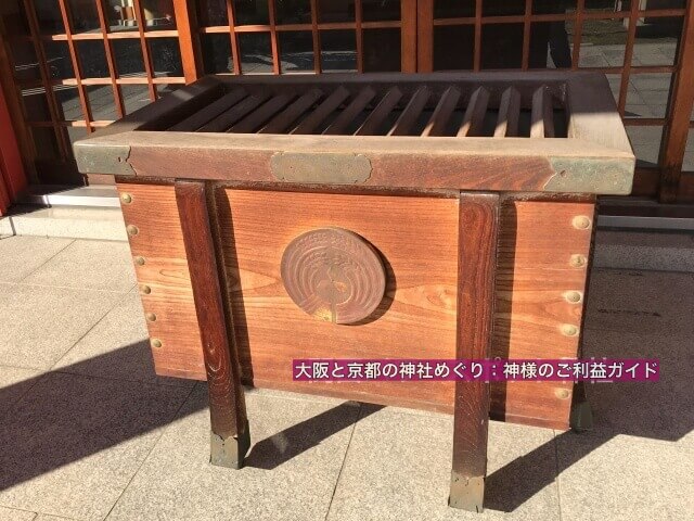 土佐稲荷神社の三菱マーク入りお賽銭箱