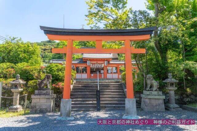宇治神社の鳥居と本殿